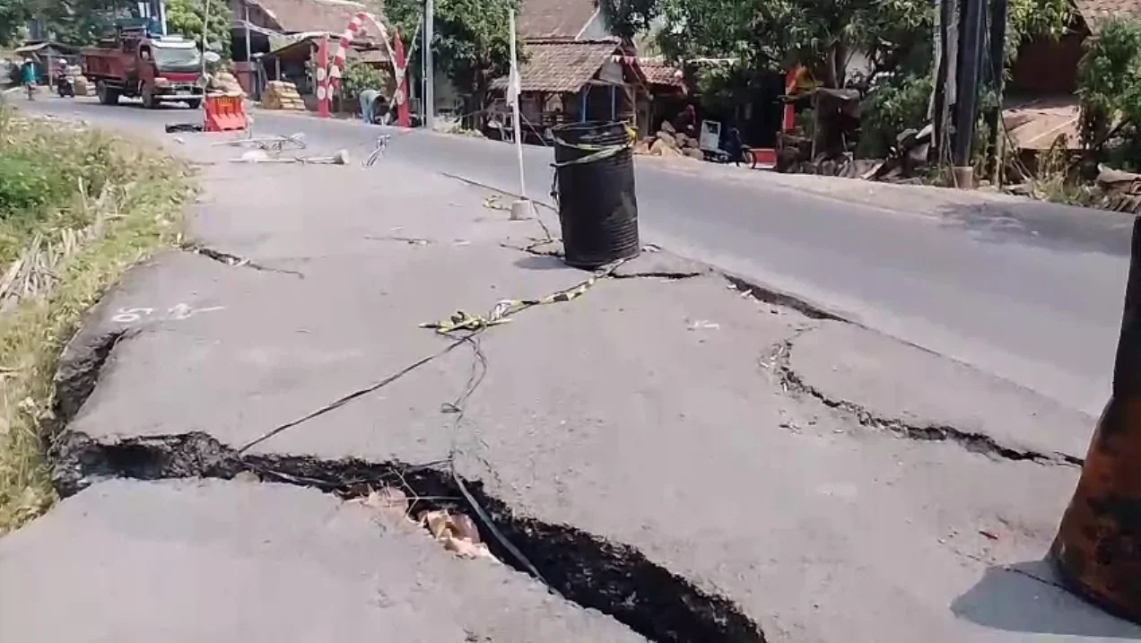 Jalan Kaliwungu-Boja Kendal Amblas, Warga Terapkan Buka Tutup Lalu Lintas