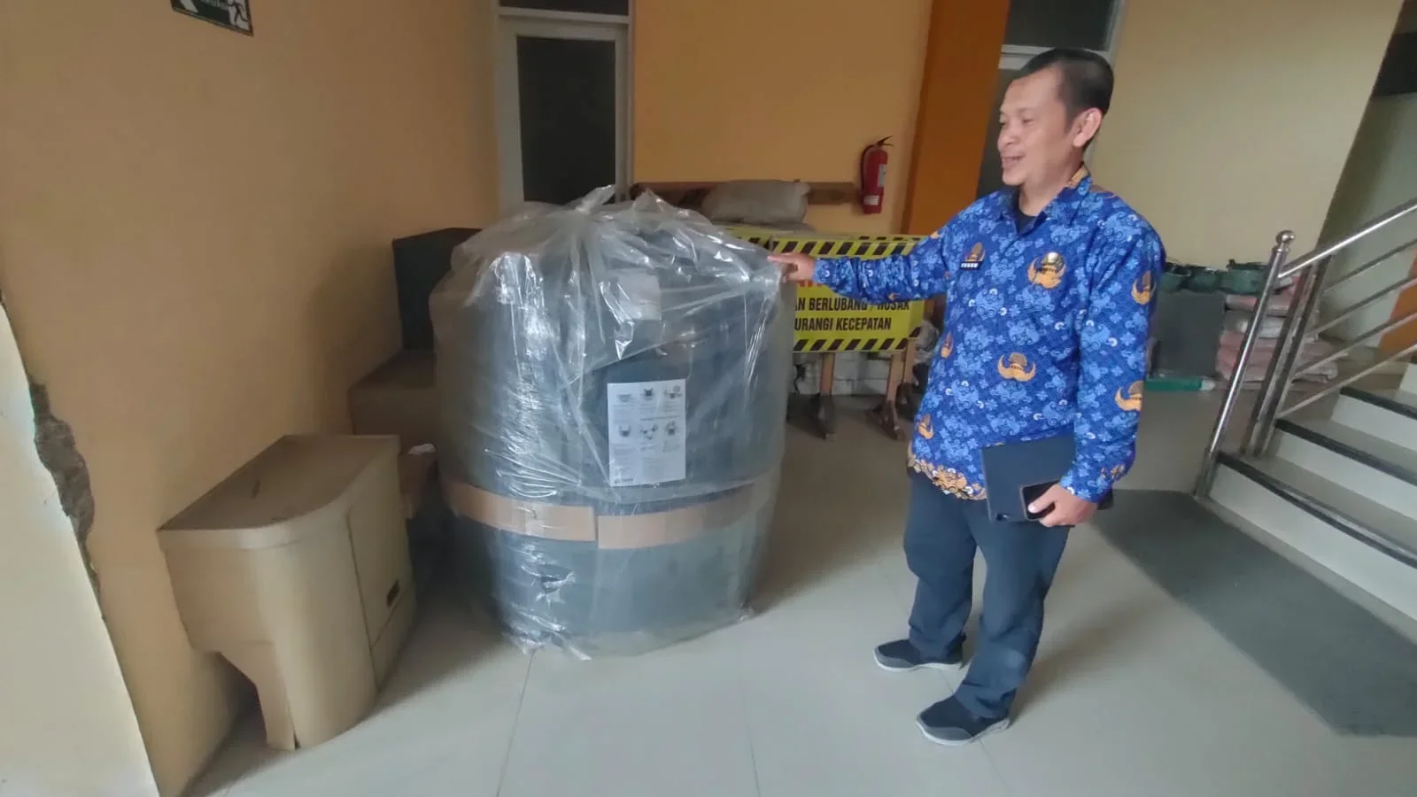 Kabid Cipta Karya DPUPR Kota Tegal, Teguh Sugiartono, menunjukkan contoh tangki septik yang digunakan untuk program jambanisasi.
