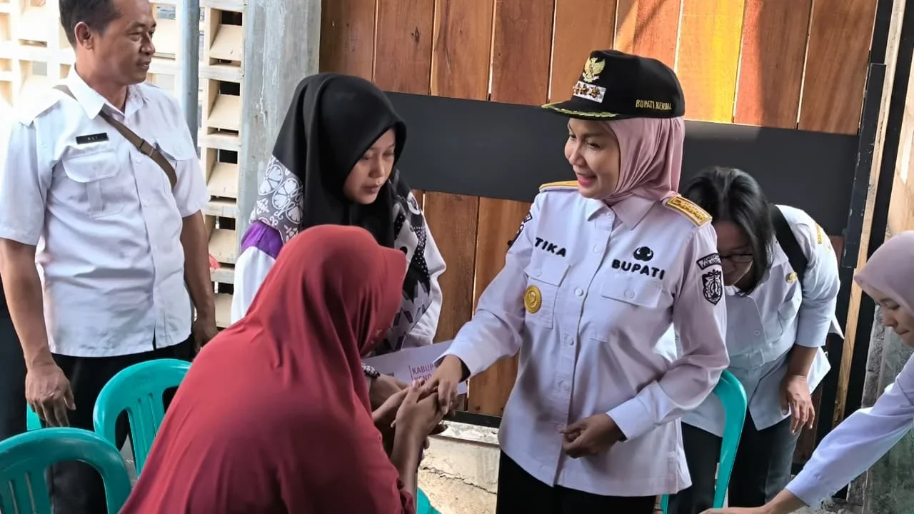 Kunjungan bupati kendal ke keluarga korban meninggal ayah dan anak tiri di Bandengan. (edhot)