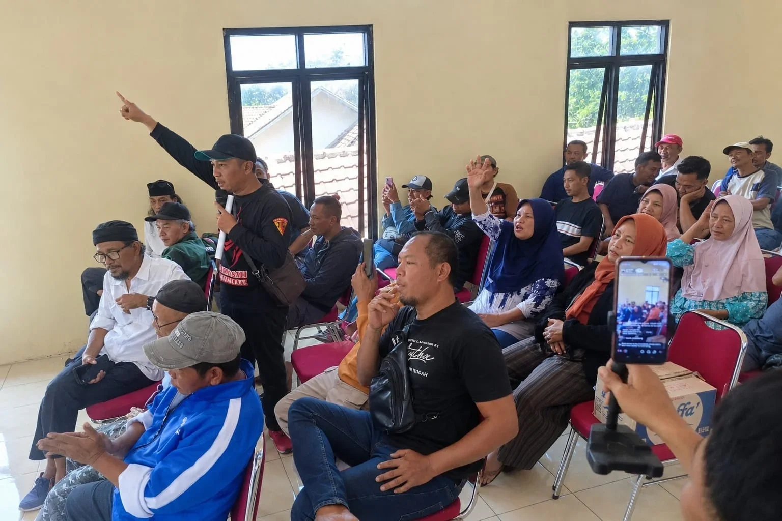 Kades Dukuhturi Achmad Effendi (no dua dari kiri) menerima audiensi warga terkait keberadaan mobil siaga saat gedung Hogwan runtuh.