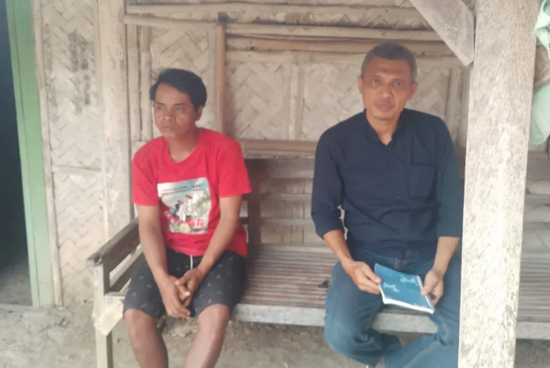 Petugas Dinperwaskim Brebes saat melakukan cek lapangan atas aduan rumah tidak layak huni di Desa Sitanggal, Kecamatan Larangan, Brebes.