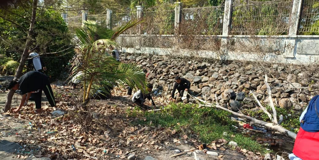 Sampah Plastik Menjerat Pesisir Pelabuhan Kendal, Relawan Bergerak
