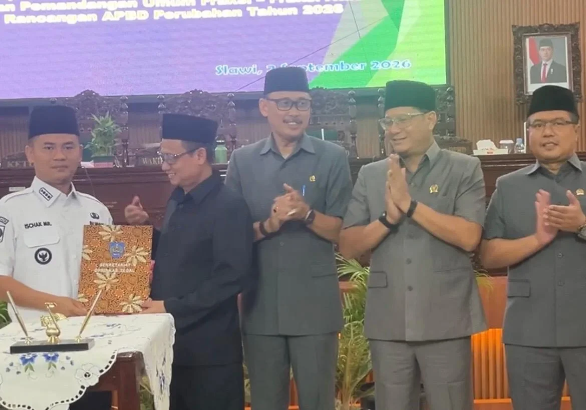 Bupati Tegal H Ischak Maulana Rohman menandatangani Pengantar Nota Keuangan Rancangan Perubahan APBD Kabupaten Tegal 2026 dalam Rapat Paripurna DPRD Kabupaten Tegal, Rabu 2 September 2026. (Guntur) Bupati Tegal H Ischak Maulana Rohman menandatangani Pengantar Nota Keuangan Rancangan Perubahan APBD Kabupaten Tegal 2026 dalam Rapat Paripurna DPRD Kabupaten Tegal, Rabu 2 September 2026. (Guntur)