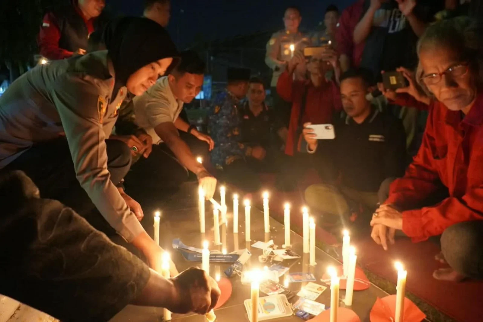 Aksi menyalakan lilin dan doa bersama untuk jurnalis yang hilang saat liputan erupsi gunung  anak Krakatau.