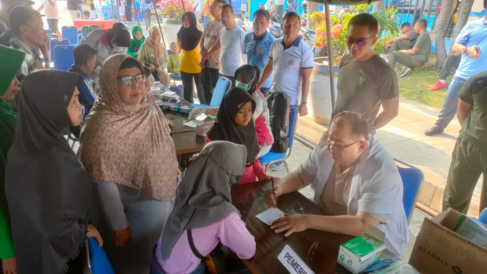 Dandim 0712/ Tegal, Rachmat Ferdiantono, di dampingi Forkompinda, memantau pelaksanaan bakti sosial kesehatan di kawasan Alun-alun Kota Tegal, Minggu 20 September 2026.