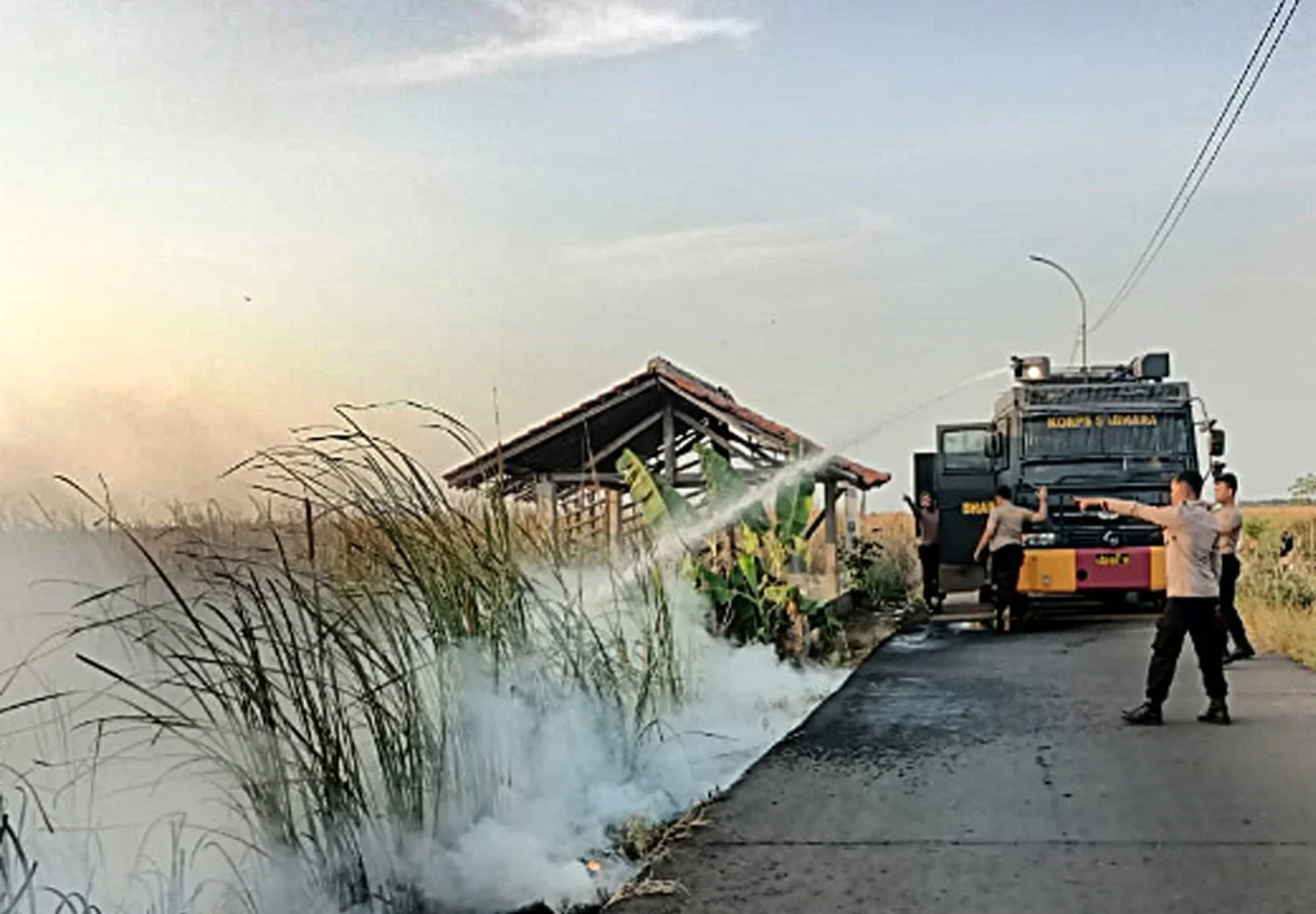 Kendaraan Water Canon Polres Tegal Kota saat membantu pemadaman lahan kering di wilayah Margadana.