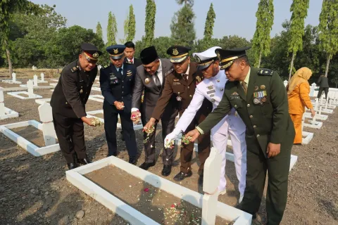 Peringati HUT Ke-81 TNI, Kodim Pemalang Ziarah ke Makam Pahlawan
