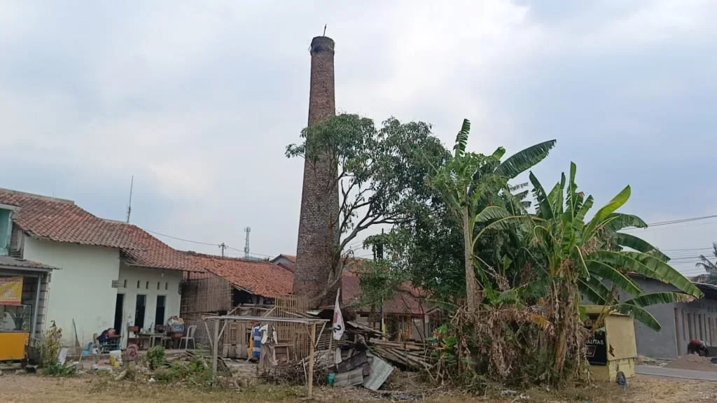 Bangunan cerobong asap atau  Crustine, jejak pabrik tapioka Hogwan masih berdiri di Desa Jatisawit, Kecamatan Bumiayu, Kabupaten Brebes. 