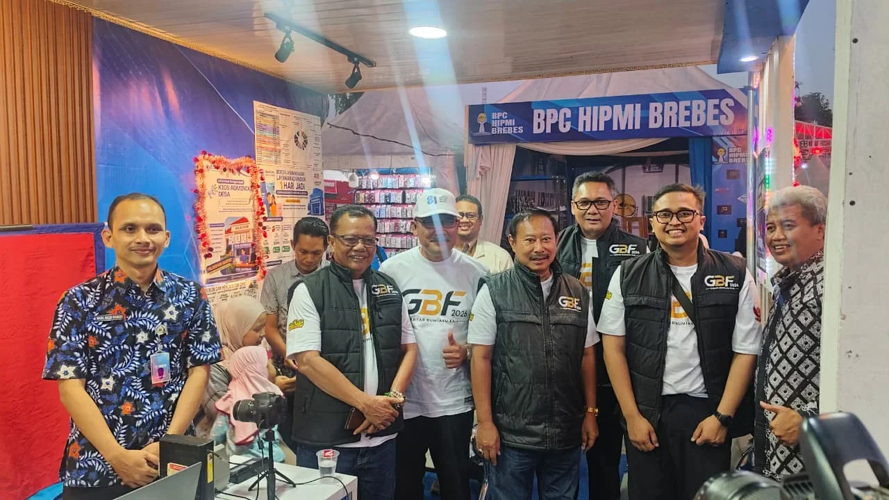 Wakil Bupati Brebes Wurja, dan Kepala Dindukcapil Brebes bersama Ketua Kadin Brebes saat memantau stand Dindukcapil Brebes di GBF 2026