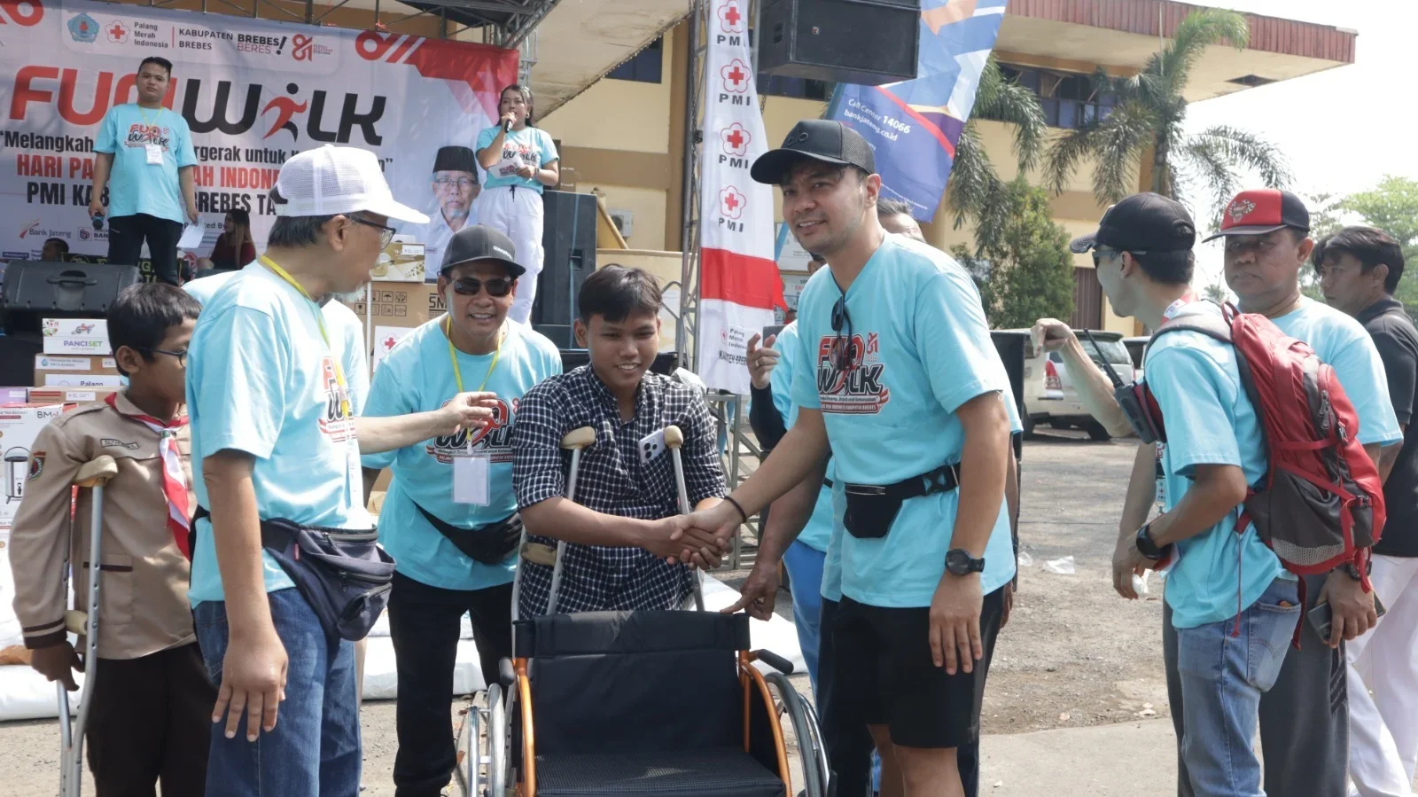 Ketua PMI Brebes menyerahkan bantuan sosial kepada disabilitas saat Peringatan HUT PMI ke-81