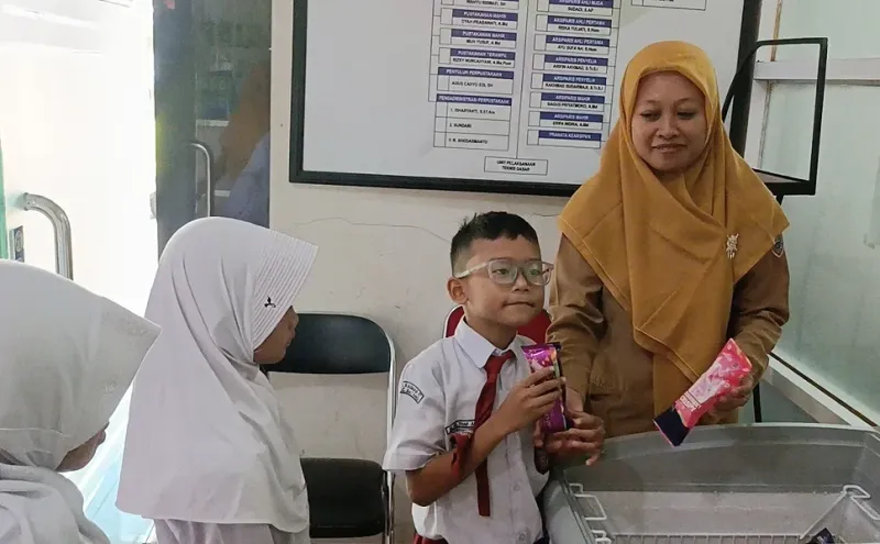 Asyik, Graha Pustaloka Batang Sediakan Hadiah Es Krim Gratis bagi Pengunjung Perpustakaan