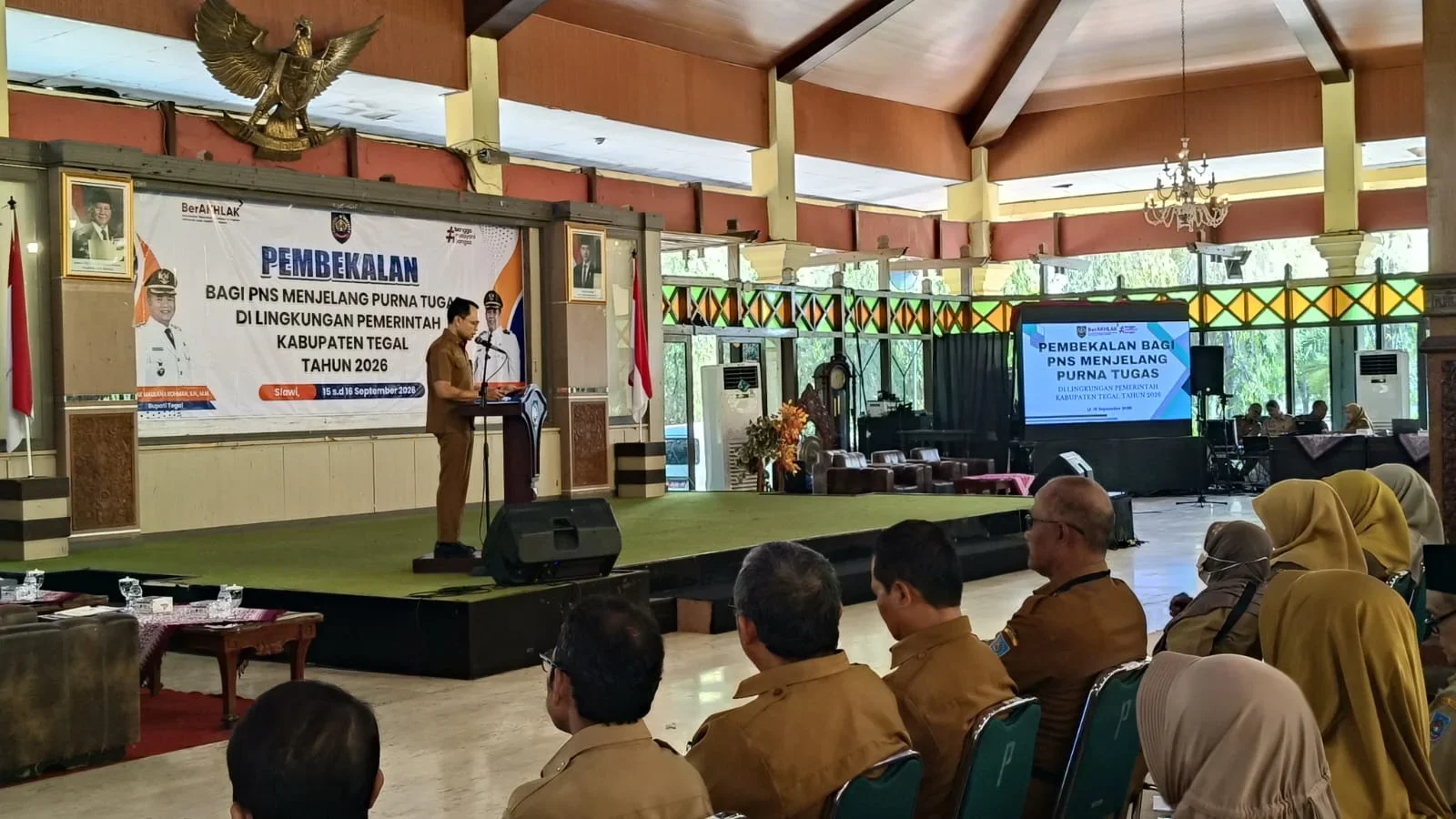Sekda Tegal, Amir Makhmud memberikan pengarahan kepada PNS menjelang purna tugas di Pendapa Amangkurat Pemkab Tegal, Selasa 15 September 2026. (Guntur) 