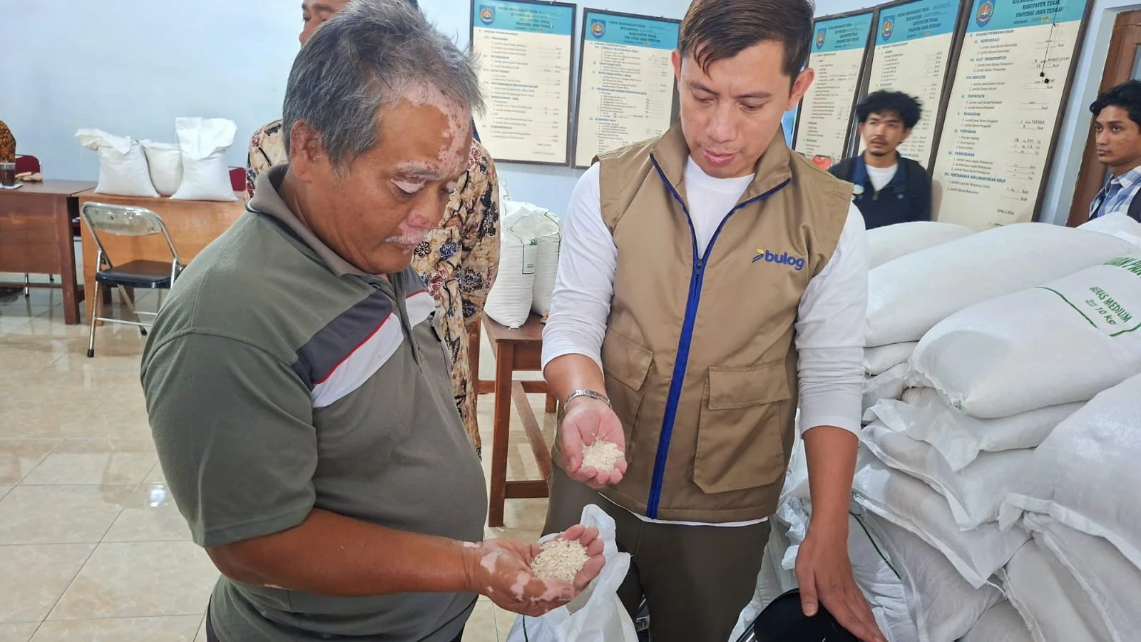 Petugas Bulog Cabang Tegal, bersama salah satu warga, memeriksa kualitas beras bantuan pangan di Desa Bulakpacing, Kabupaten Tegal, Kamis 25 September 2026.