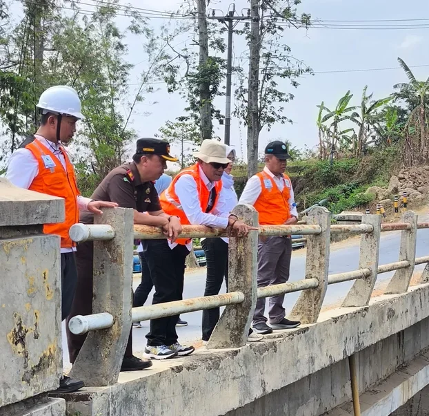Direktur Utama Perumda Air Minum Tirta Ayu Nandang Indradani bersama Kajari Kabupaten Tegal Yuriswandi meninjau perbaikan Jembatan Kaligintung, Desa Batuagung, Kecamatan Balapulang belum lama ini.