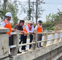 Optimalkan Aliran Air, Perumda Tirta Ayu dan Kejari Tegal Tinjau Perbaikan Jembatan Kaligintung