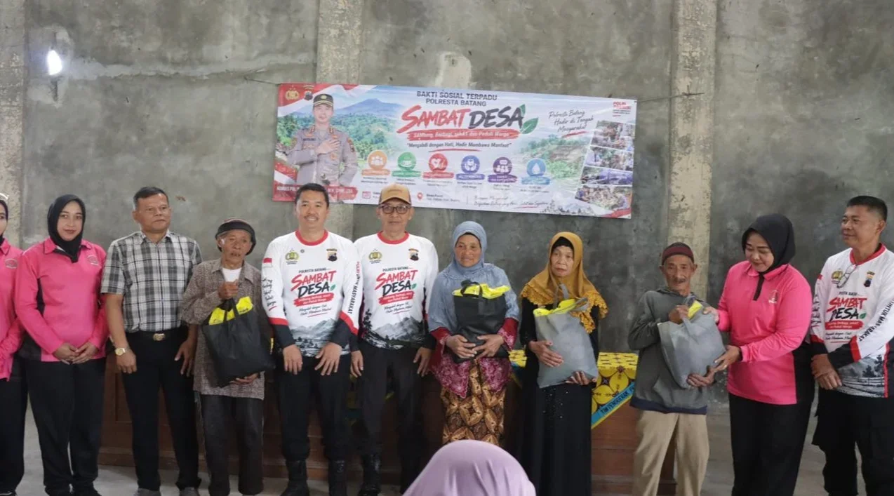 Sambat Desa, Kapolresta Batang Sambangi Warga Pacet Berikan Bantuan dan Layanan Kesehatan