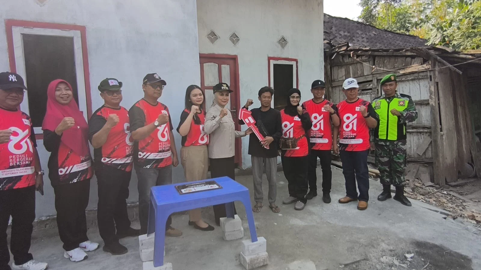Peresmian bedah rumah yang dilaksanakan PMI kendal oleh bupati kendal. dokumen