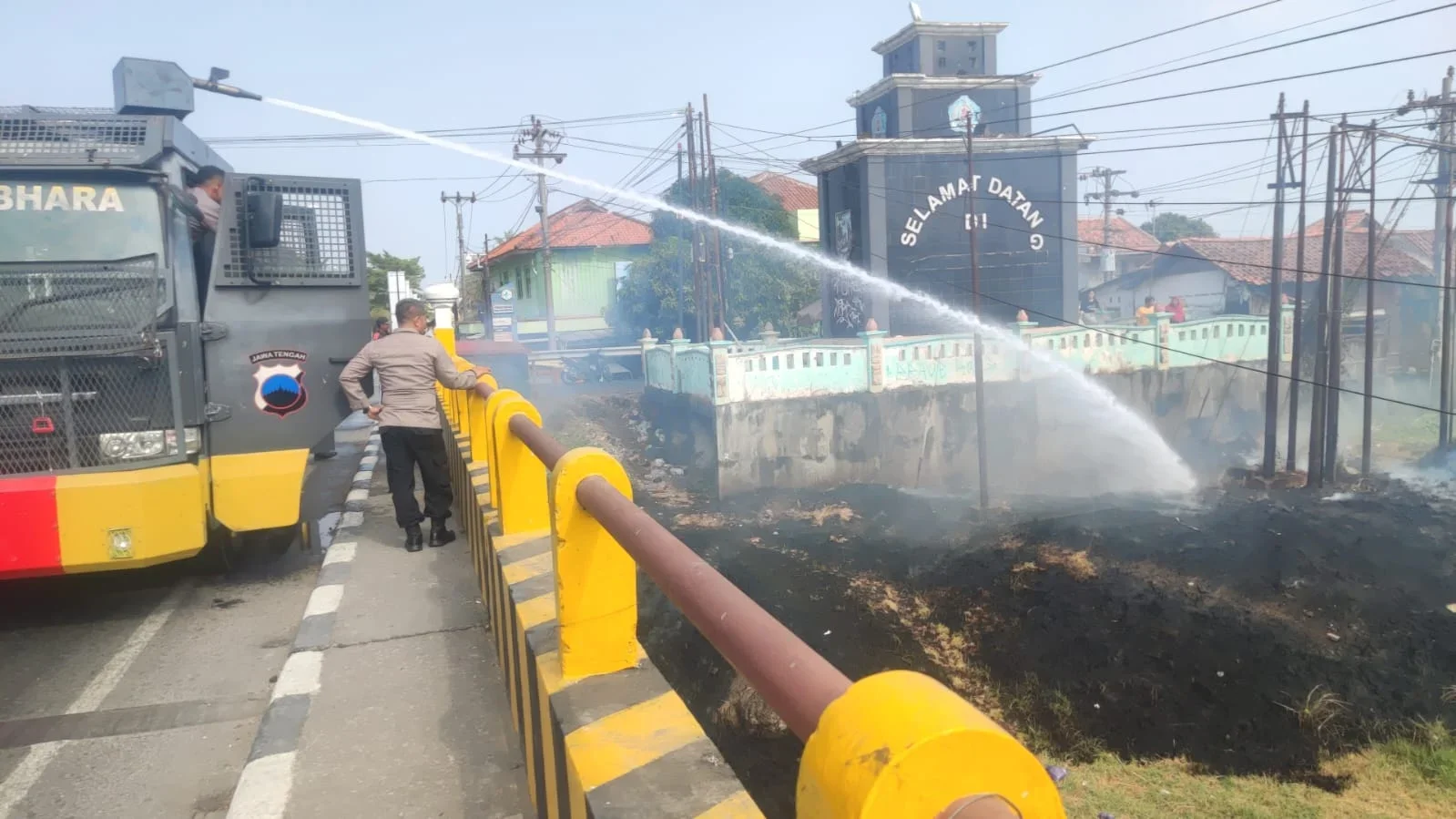Petugas Polres Brebes memadamkan api yang membakar ilalang di kawasan Kaligangsa, perbatasan Brebes–Tegal
