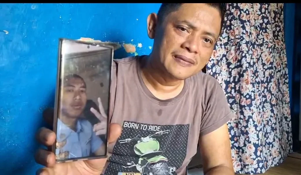 Agung Triono menunjuka foto anaknya Farel yang ikut menjadi korban KM Virgo Transport 8 yang mengalami kecelakaan hingga tenggelam di perairan Masalembo.