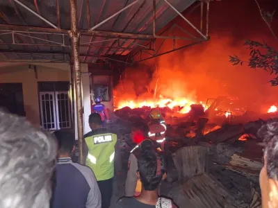 Gudang Rongsok dan Rumah di Banjarharjo Brebes Kebakaran