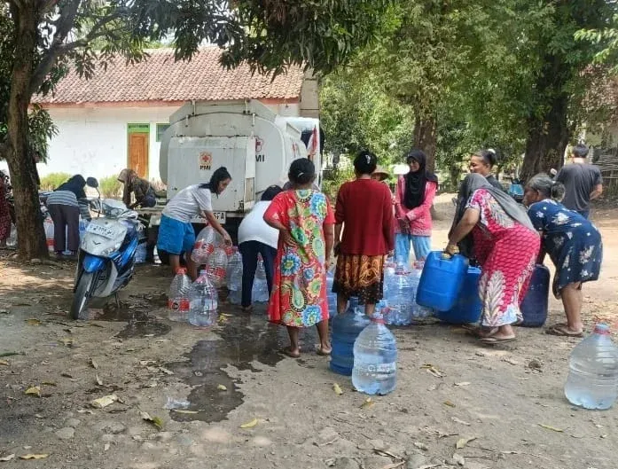 Antisipasi Diare dan ISPA, PPNI Tegal Pasok Puluhan Ribu Liter Air Bersih ke Wilayah Kekeringan