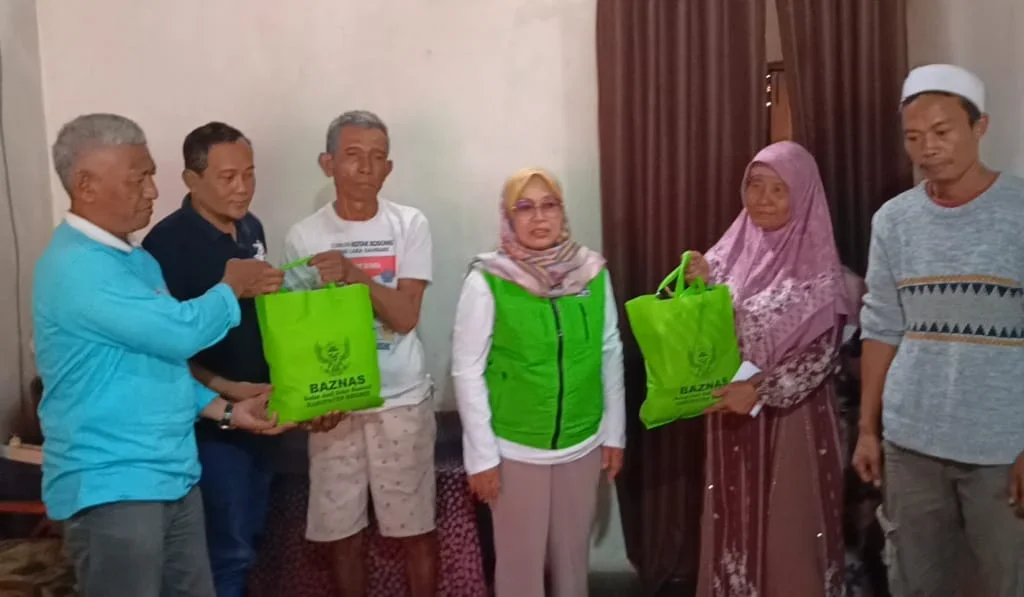 Kepala DPU Kabupaten Brebes Dhani Asmoro bersama anggota DPRD Titin Lutfiatin saat menemui keluarga Yanto di Desa Mlayang, Kecamatan Sirampog, Jumat (18/9). Pemkab meminta maaf atas belum dimulainya penanganan Jembatan Keruhbehet karena menunggu proses lelang selesai.