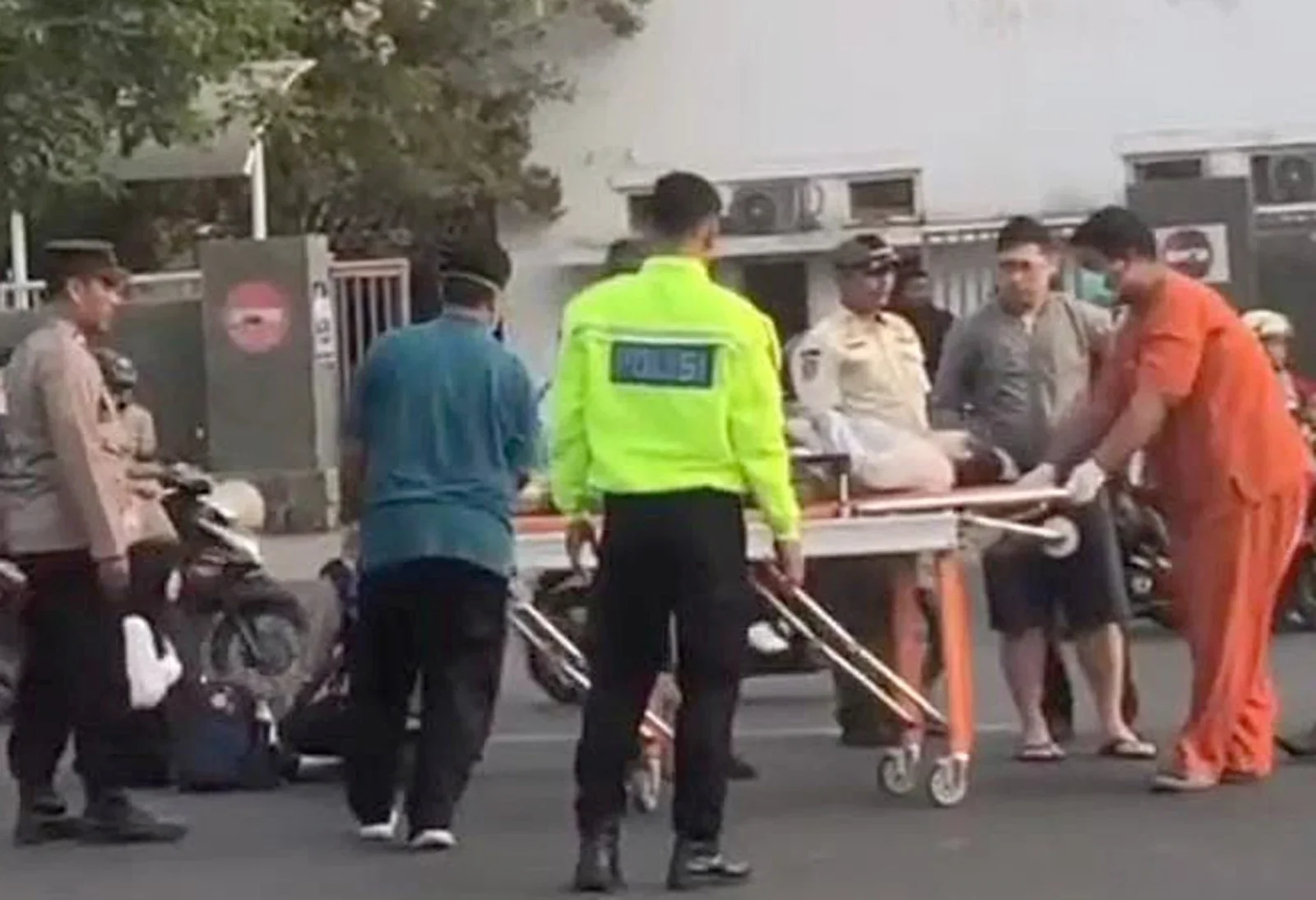 Korban kecelakaan saat dibawa petugas medis menuju rumah sakit