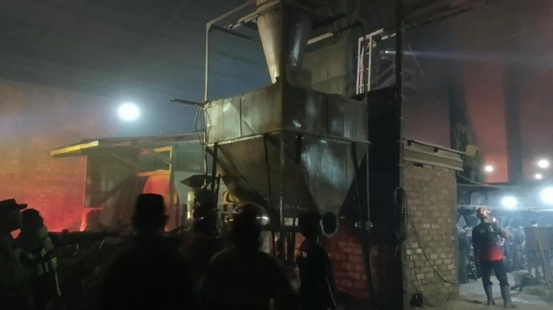 Petugas berjibaku padamkan api yang bakar ruang produksi sebuah pabrik di kaliwungu. (edhot)