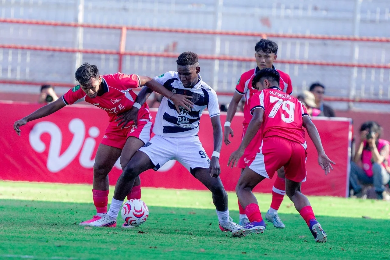 Laga perdana Pegadaian championship antara Kendal Tornado FC melawan de Red FC. (edhot)