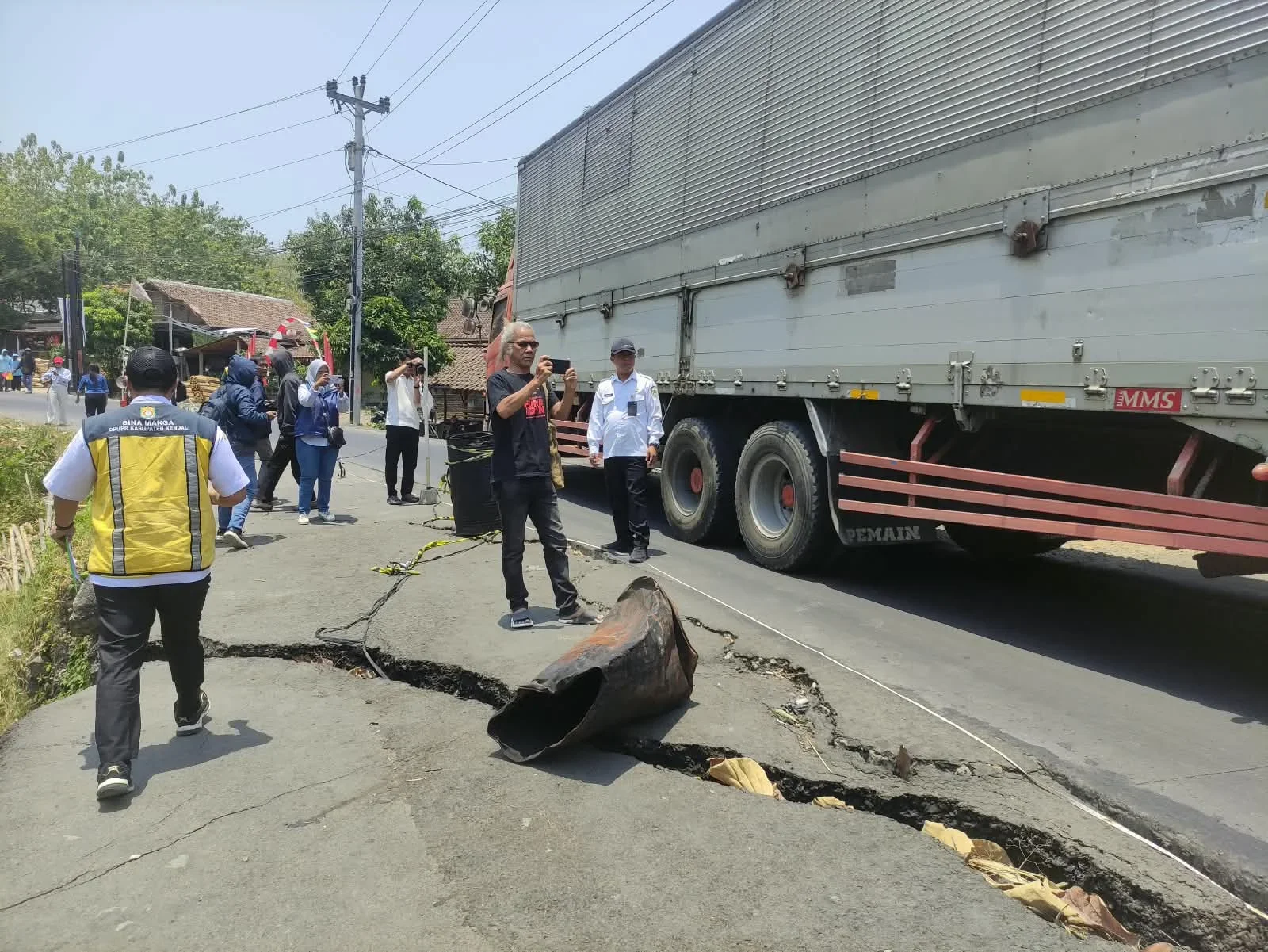 Peninjauan di jalan yang ambles di penghubung Kaliwungu-Boja.