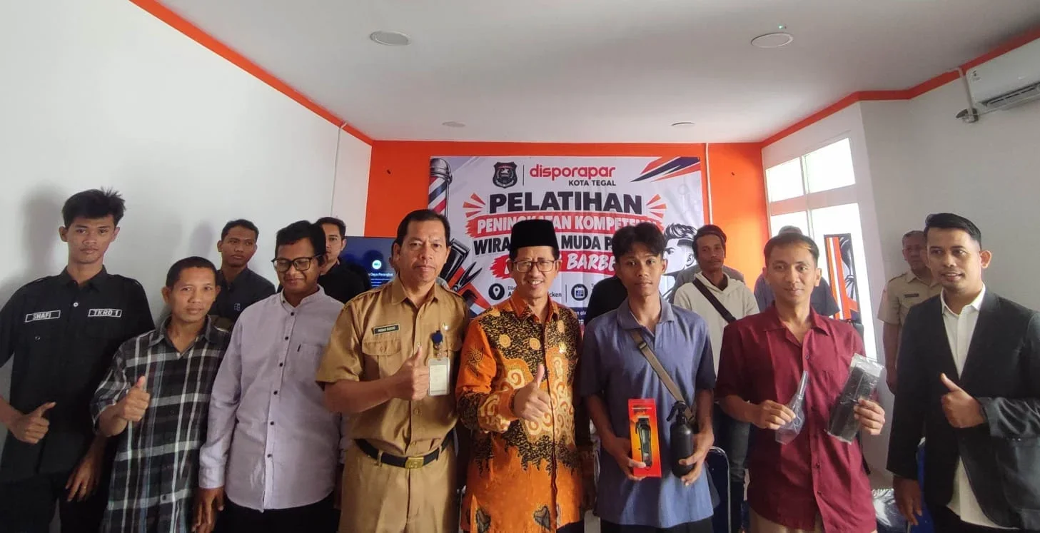 Peserta pelatihan barbershop foto bersama Wakil Ketua DPRD Kota Tegal, Amiruddin dan Kabid Keolahragaan, Prismo Budoyo, di Almaz Chicken. Foto : istimewa