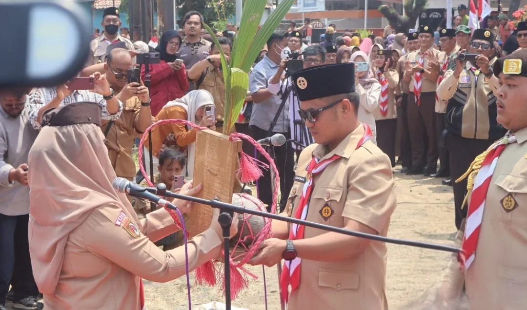 Bupati Brebes Paramitha Widya Kusuma menyerahkan tunas kelapa dalam ETK kepada Bupati Tegal Ischak Maulana Rohman di Halaman Hotel Anggraeni Jatibarang, Brebes.