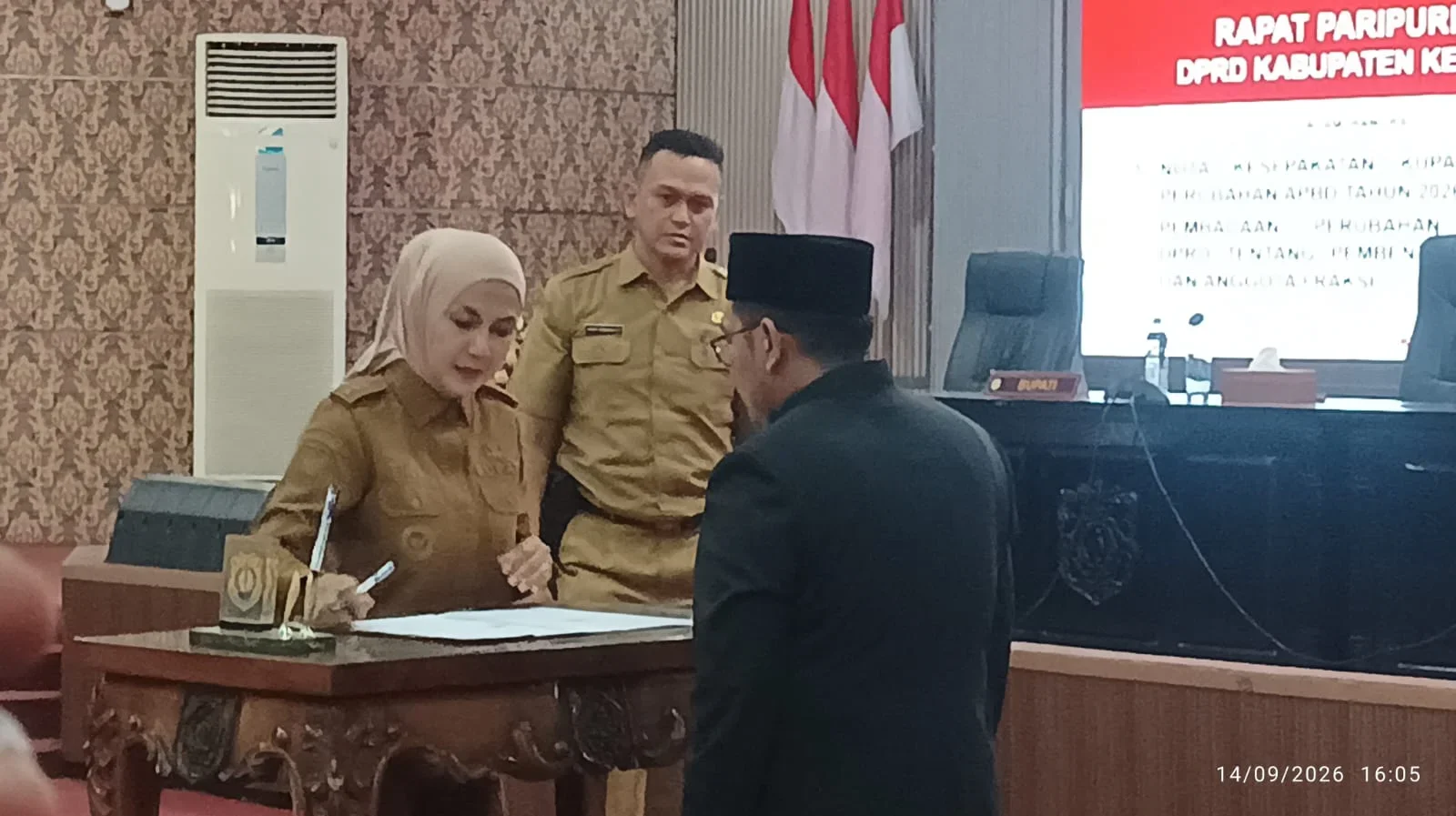 Rapat paripurna DPRD kendal membahas persetujuan APBD perubaan 2026. 