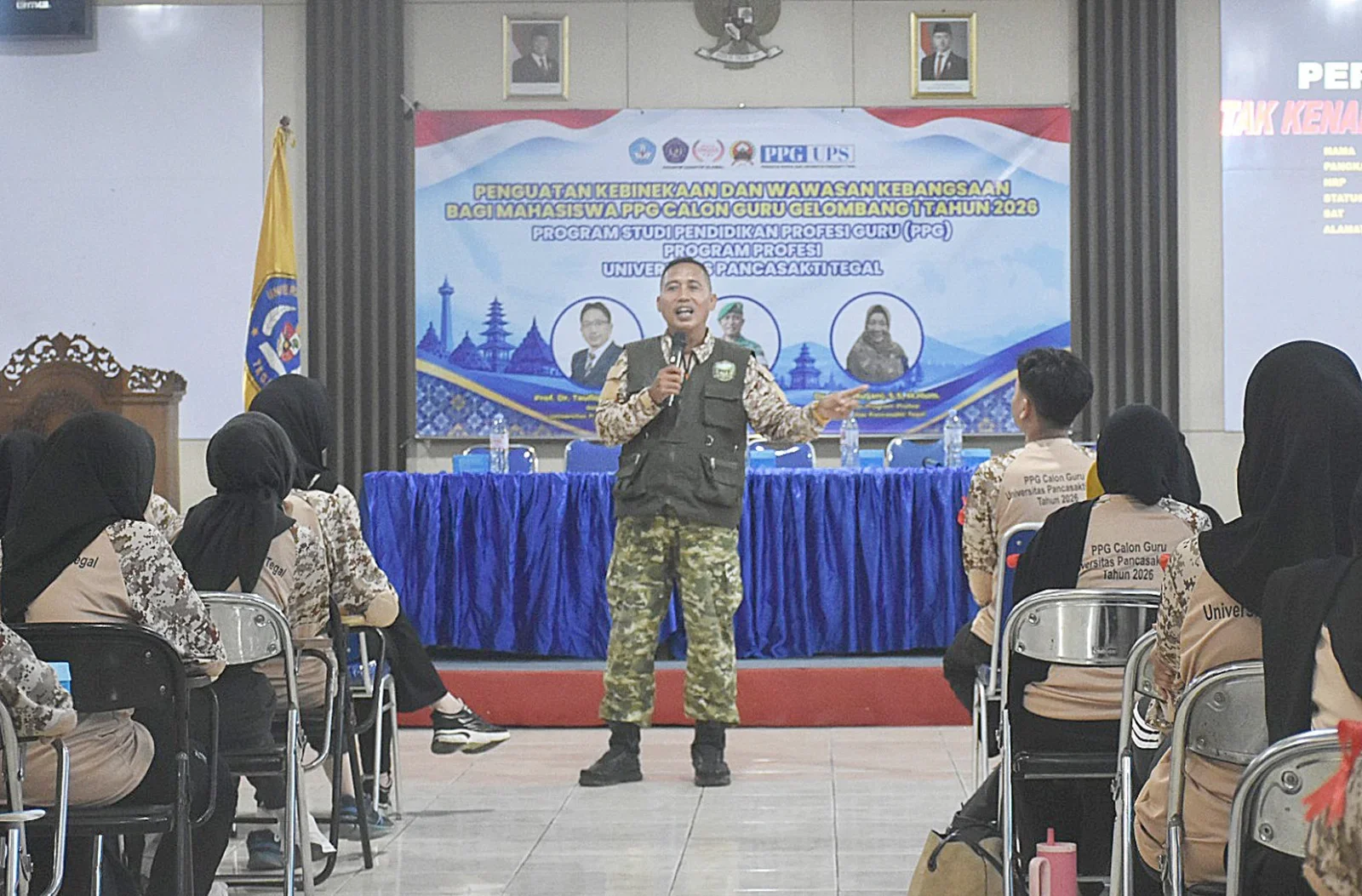 Dihadapan 83 mahasiswa baru PPG UPS Tegal, Prajurit TNI Kodim 0712, memberi penguatan pemahaman dan contoh penerapan kebhinekaan dan wawasan kebangsaan, sebagai bekal menapaki perkuliahan dan salah satu modal menjadi guru profesional.