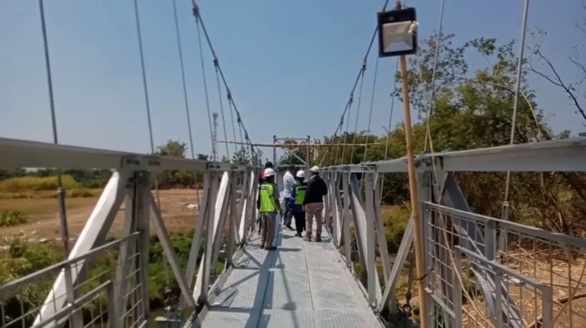 Proyek jembatan gantung penghubung antar desa di Kecamatan Ringinarum sudah hampir selesai.