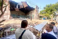 Puing Gedung Hogwan Bumiayu Masih Tutup Jalan, DPU Segera Turunkan Alat Berat