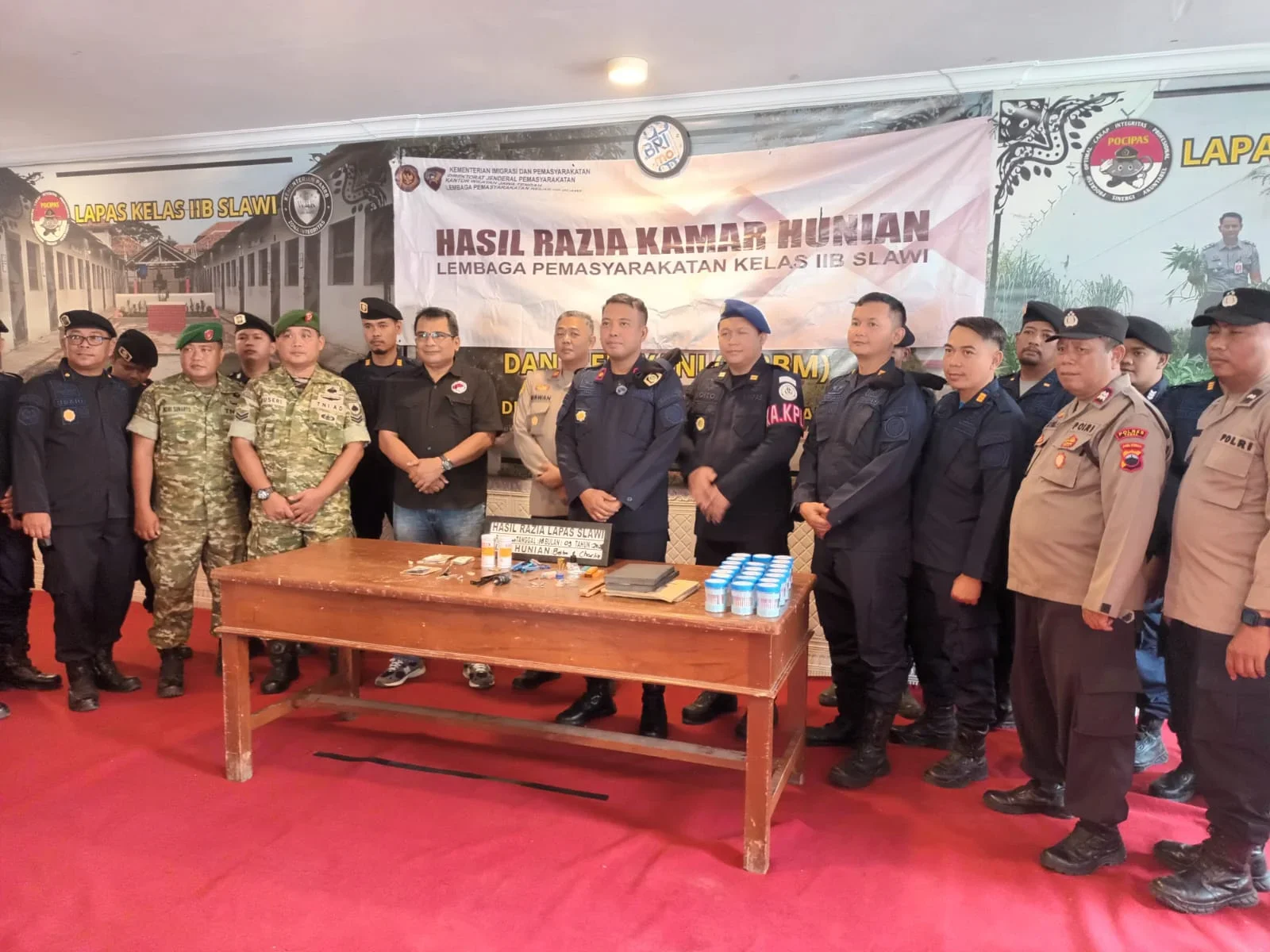 Tim gabungan dari Polres Tegal, Badan Narkotika Nasional (BNN) Kota Tegal, TNI, dan petugas Lapas Kelas IIB Slawi menggelar razia besar-besaran serta tes urine mendadak di dalam Lapas Kelas IIB Slawi, Kabupaten Tegal, Jumat, 18 September 2026 pagi.
