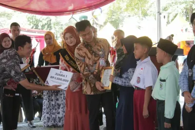 Tingkatkan Literasi Pelajar, Bupati Tegal Dorong Gerakan Satu Hari Satu Sekolah Berkunjung ke Perpustakaan