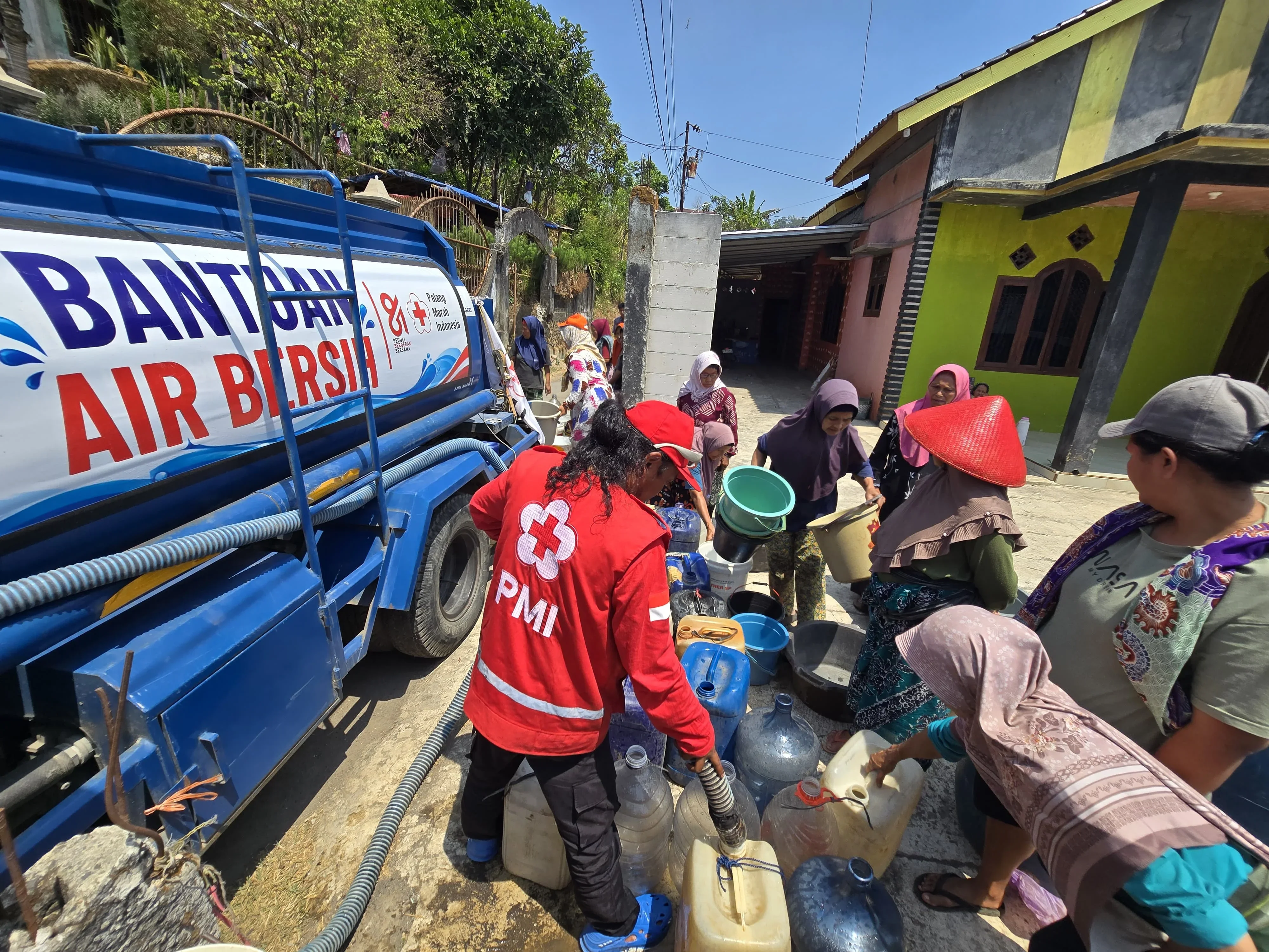 Warga Desa Argatawang , Kecamatan Jatinegara menyambut bantuan air bersih ke desanya, Senin,21 September 2026.