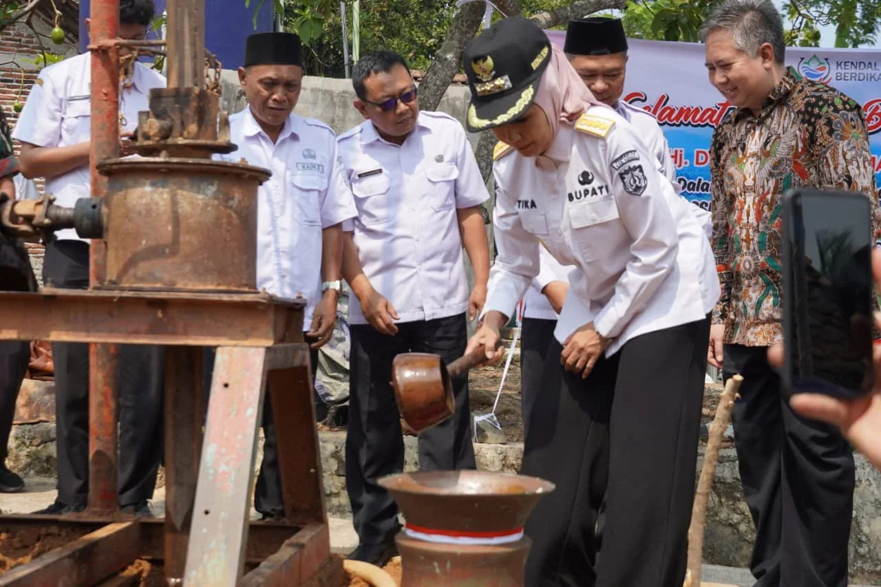Sumur bor bantuannn PT Arlisco Electrika Perkasa untuk warga Desa Tambahrejo Limbangan Kendal. (edhot)