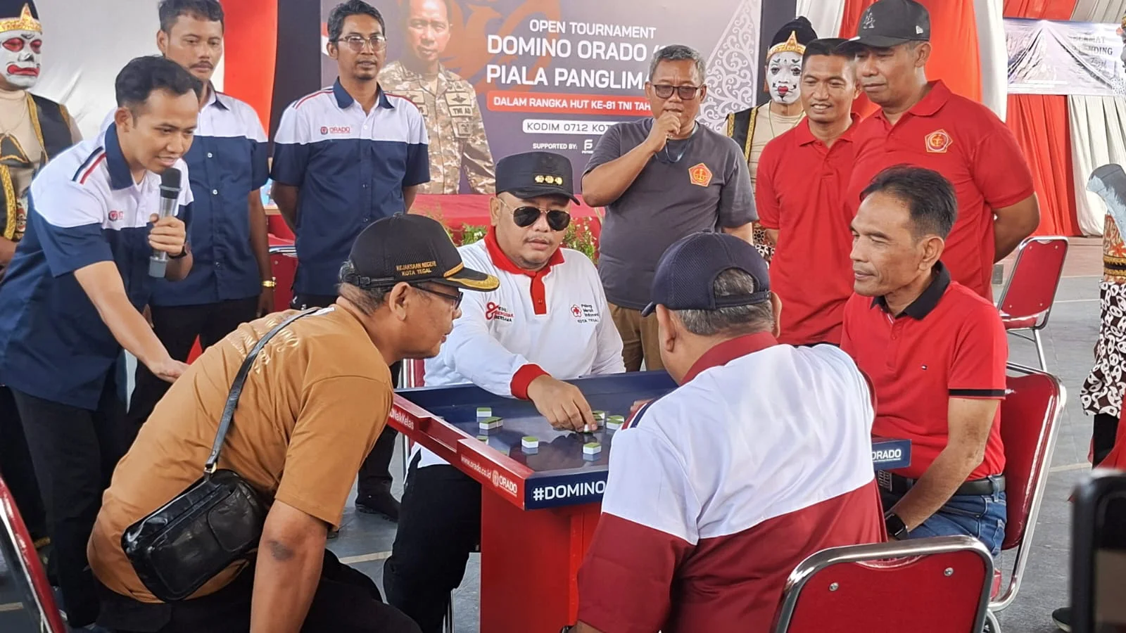 Wali Kota Tegal, Dedy Yon Supriyono, mencoba permainan domino 101, usai membuka Turnamen Piala Panglima TNI yang digelar di Markas Kodim 0712 Tegal, Minggu 27 September 2026.