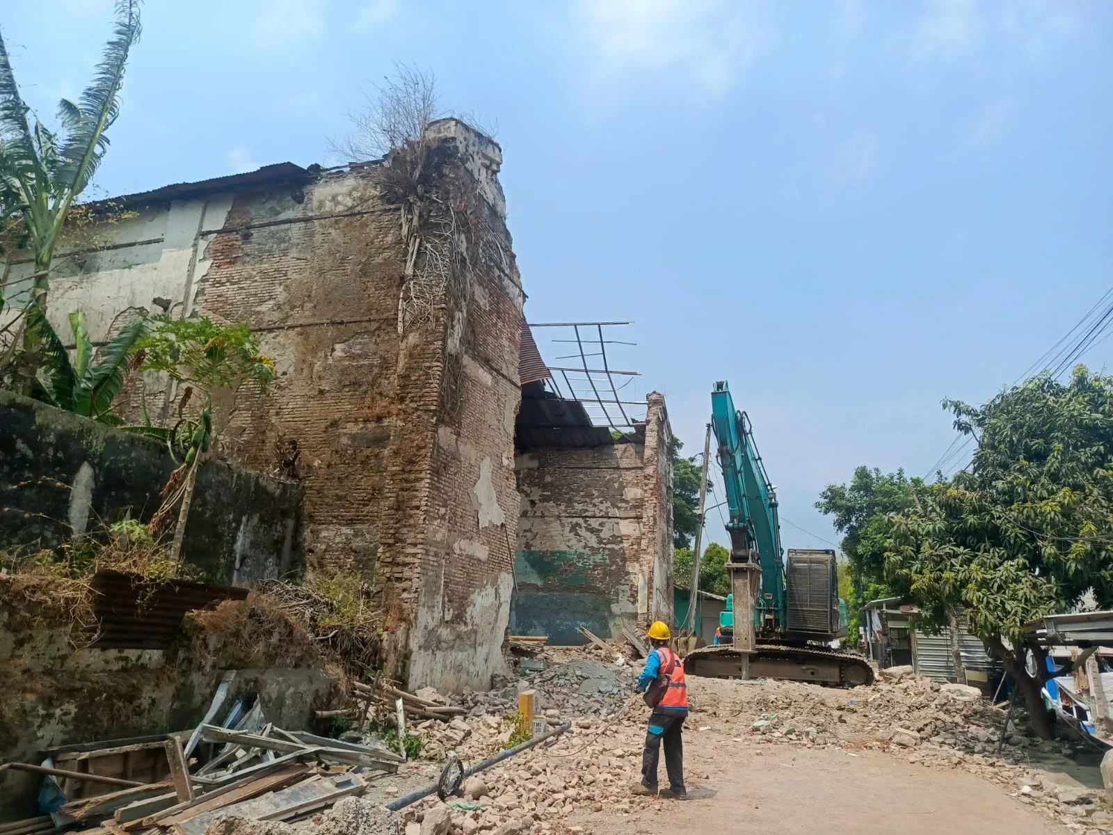 Alat berat tiba di lokasi Gedung Hogwan, Desa Dukuhturi, Kecamatan Bumiayu, Brebes, Kamis (10/9/2026). Pembersihan puing yang menutup Jalan Lapangan Asri ditunda dan dijadwalkan dimulai Jumat (11/9/2026).