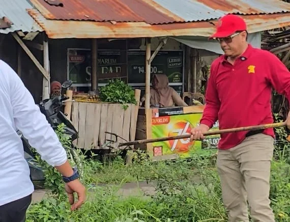 Ketua DPC Partai Gerindra Kabupaten Tegal, Rudi Indrayani bersihkan rumput di saluran air Desa Setu, Kecamatan Tarub, Kabupaten Tegal, Senin 21 September 2026.