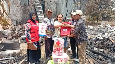 PMI Kabupaten Tegal Salurkan Bantuan Kebakaran dan Tali Asih Pengobatan