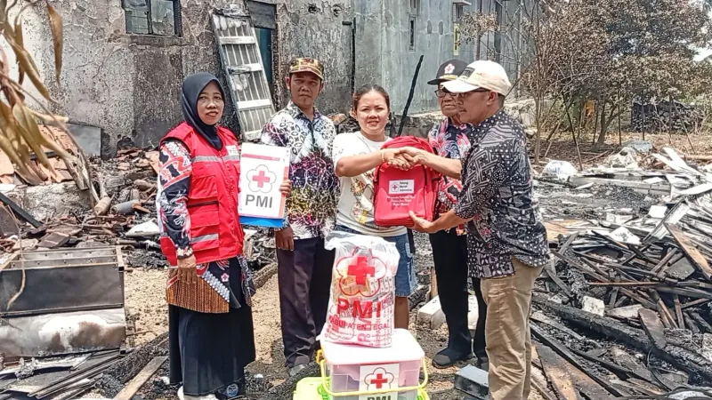 PMI Kabupaten Tegal Salurkan Bantuan Kebakaran dan Tali Asih Pengobatan