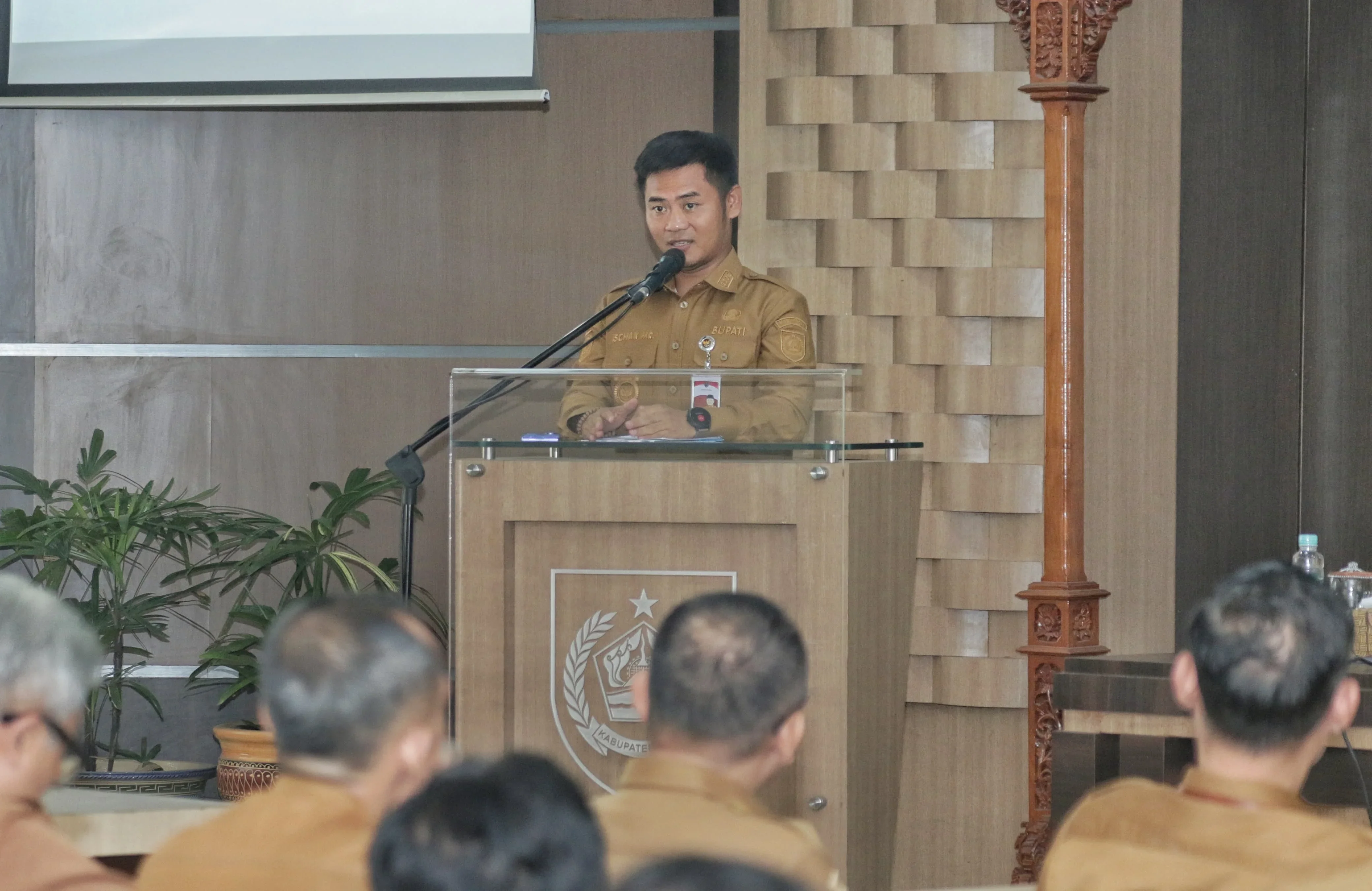 Bupati Tegal Ischak Maulana Rohman memimpin Rapat Koordinasi Pengendalian Operasional Kegiatan (POK) Triwulan III Tahun 2026 di Ruang Rapat Bupati Tegal, Senin, 26 Oktober 2026.