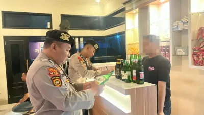 Razia Kafe di Kajen, Sat Samapta Polres Pekalongan Sita Puluhan Botol Miras Berbagai Merek