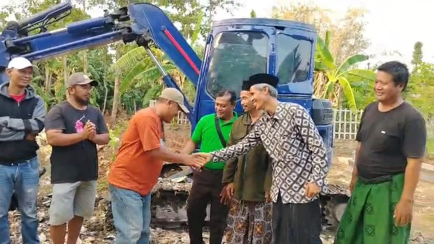 DPC PPP Kabupaten Brebes kirim alat berat untuk membantu pengerukan Kali Poting di Desa Siandong, Kecamatan Larangan.