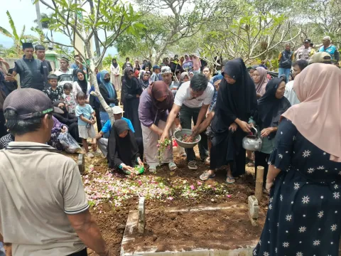 Hoodie Jadi Petunjuk Keluarga Kenali Jenazah Dani, Korban KMP Virgo Transport 8 asal Pagojengan Brebes