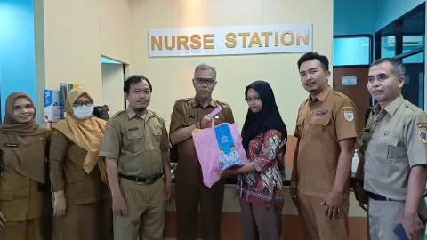 Tak Mampu Bayar Biaya Persalinan, Ibu Bayi Prematur di Bumiayu Dibantu Bupati Brebes